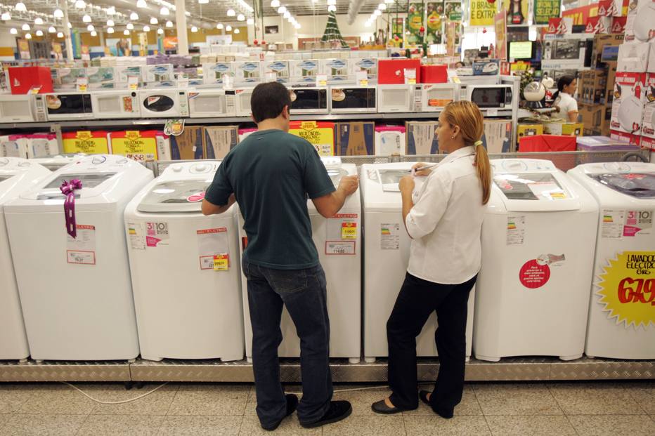 Intenção de consumo das famílias tem nova mínima histórica em outubro Economia Estadão