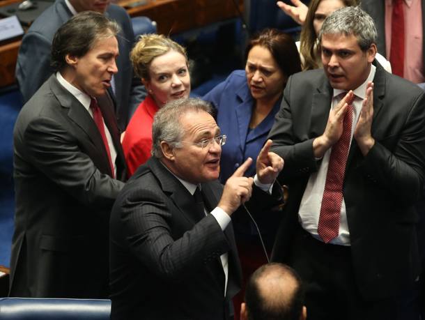Senadores discutem em sessão de julgamento do impeachment