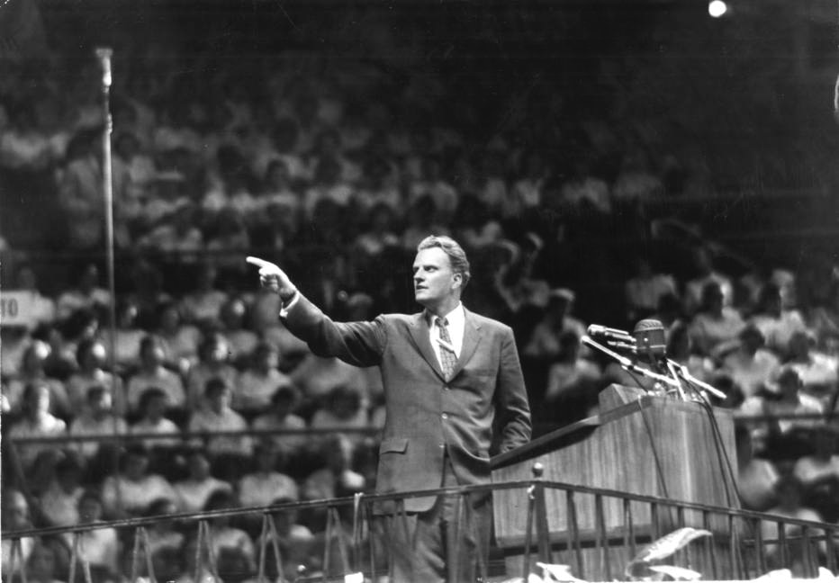 Billy Graham prega para milhares de pessoas no Madison Square Garden, em Nova York, em 1957