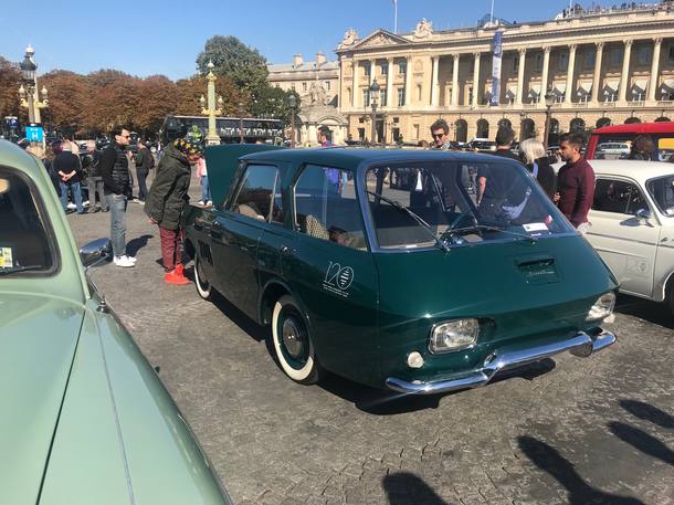 PARIS, FRANÇA - 01 De Dezembro De 2016: Carro Alemão Esperta Bonita De Uma  Empresa De Partilha De Carro Estacionado Na Frente De Uma Casa - Lente Tilt- shift Fotos, retratos, imágenes y