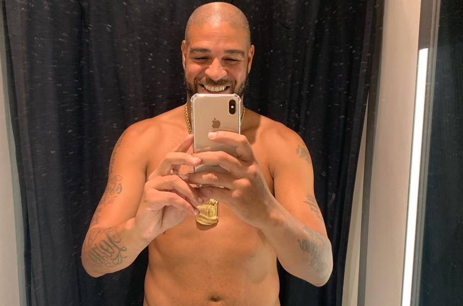 Adriano publica fotos sem camisa para exibir forma física