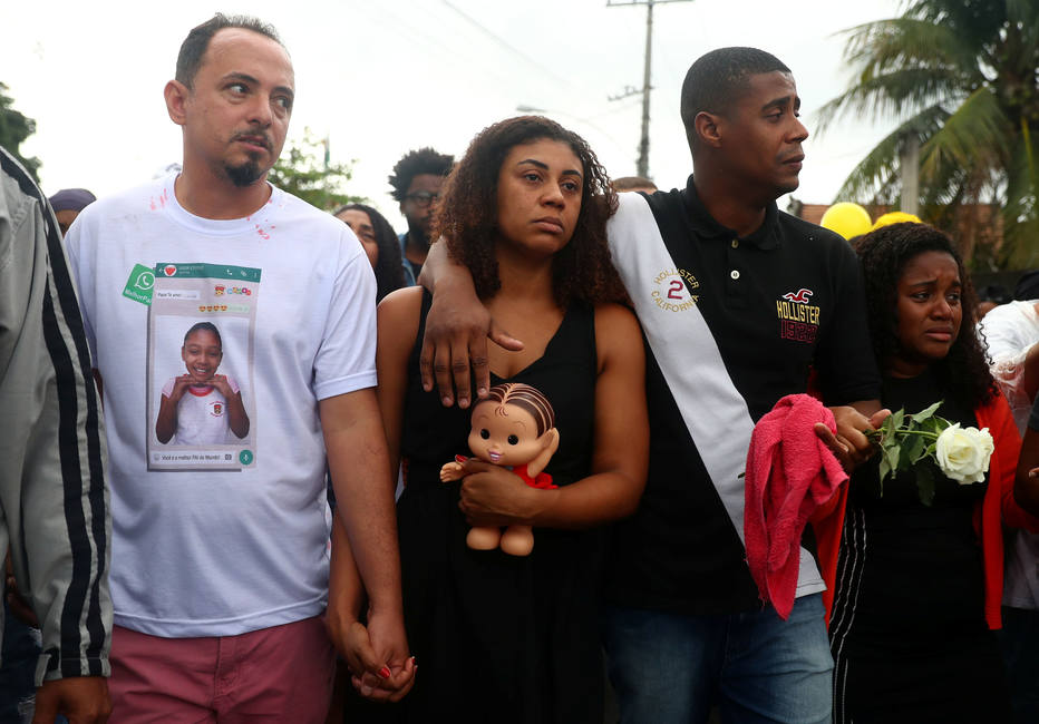 Corpo da menina Ágatha Félix foi sepultado na tarde deste domingo, 22