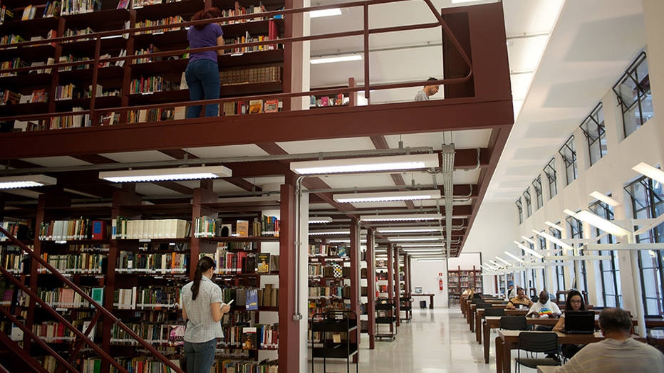 Bibliotecas municipais vão abrir em feriados e domingos - São Paulo - Estad...