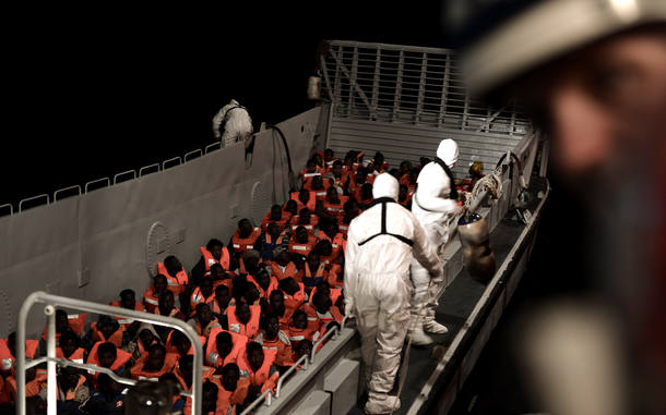 Resultado de imagem para Barco com migrantes e barrado na Italia