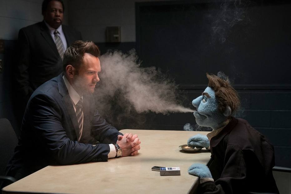 Joel McHale com um adversário de feltro em 