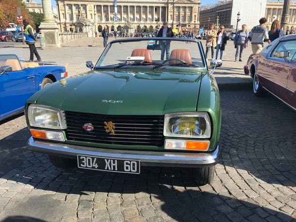 Desfile de carros antigos antes do Salão do Automóvel de Paris