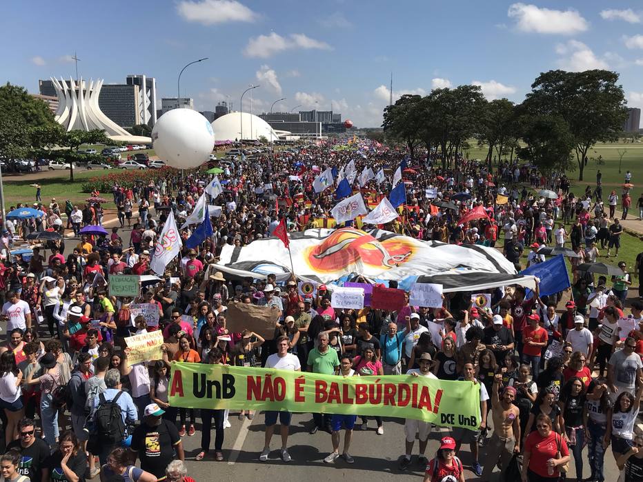 BrasÃ­lia Ã© uma das cidades que recebe manifestaÃ§Ãµes contra cortes na educaÃ§Ã£o