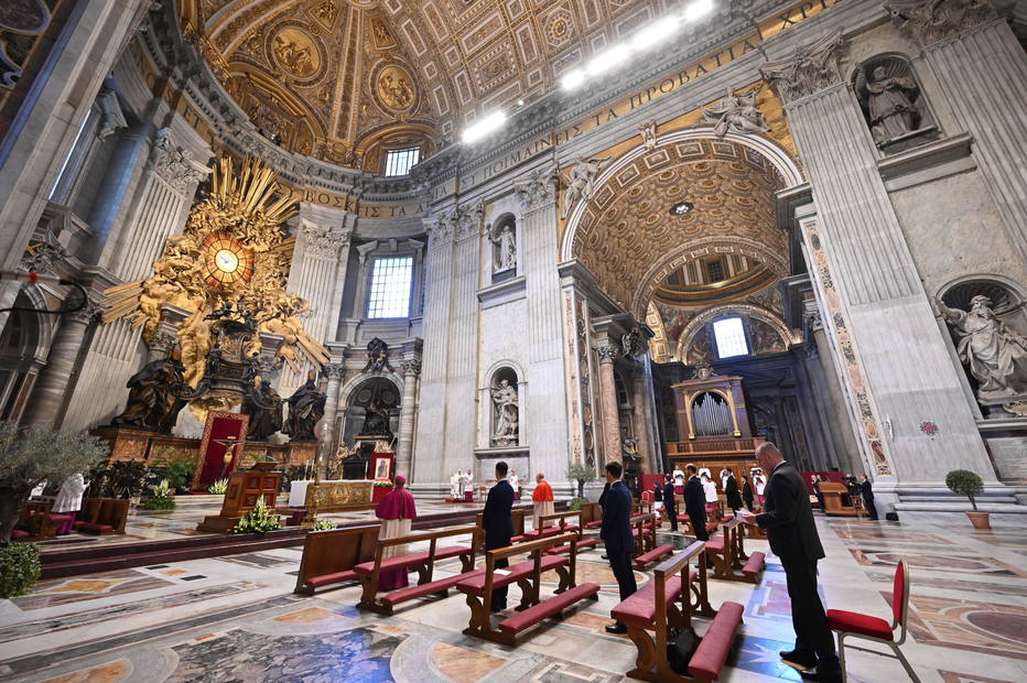 Papa Francisco  enquanto celebra a Missa do Domingo de Páscoa a portas fechadas na Basílica de São Pedro no Vaticano.