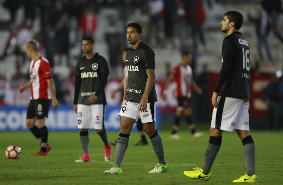 Botafogo Perde Na Argentina, Mas Garante Primeiro Lugar Em Grupo Da ...