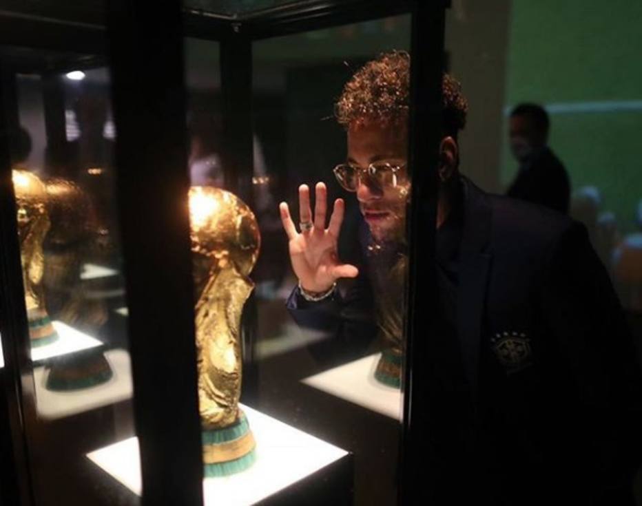 Neymar posta foto com trofÃ©u da Copa: 'Farei o impossÃ­vel para te ter