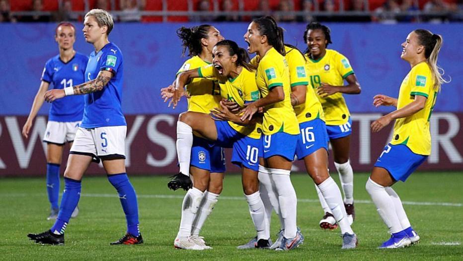Marta comemora o gol do Brasil na vitória diante da Itália