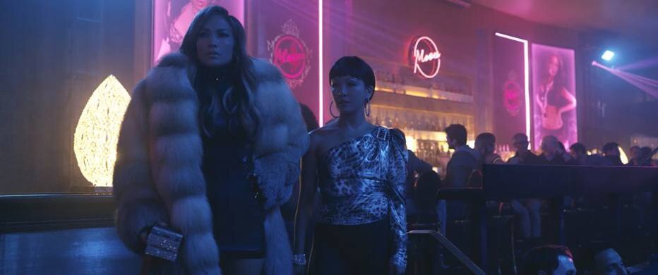Jennifer Lopez, esquerda, e Constance Wu em “As golpistas”. A história aconteceu há dez anos, mas os temas são muito atuais.