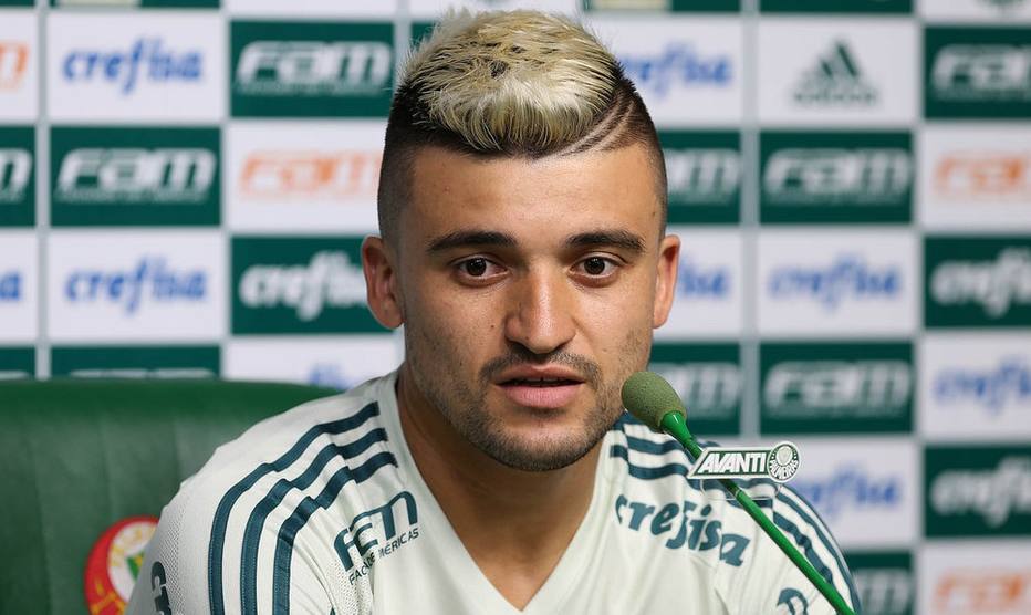 Elogiado por Roger, Victor Luís faz história por 'currículo' na arena