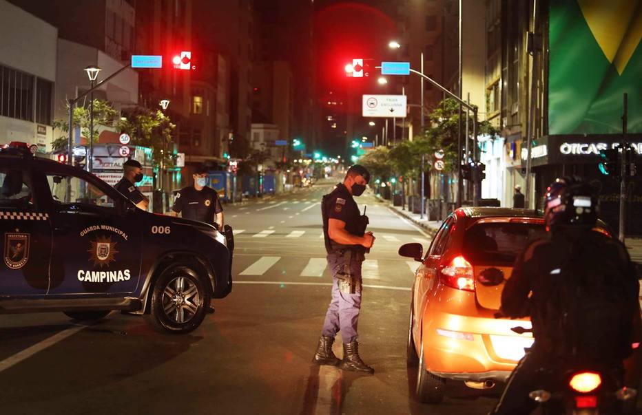 Justiça proíbe polícia de levar à delegacia quem burla toque de recolher em Campinas