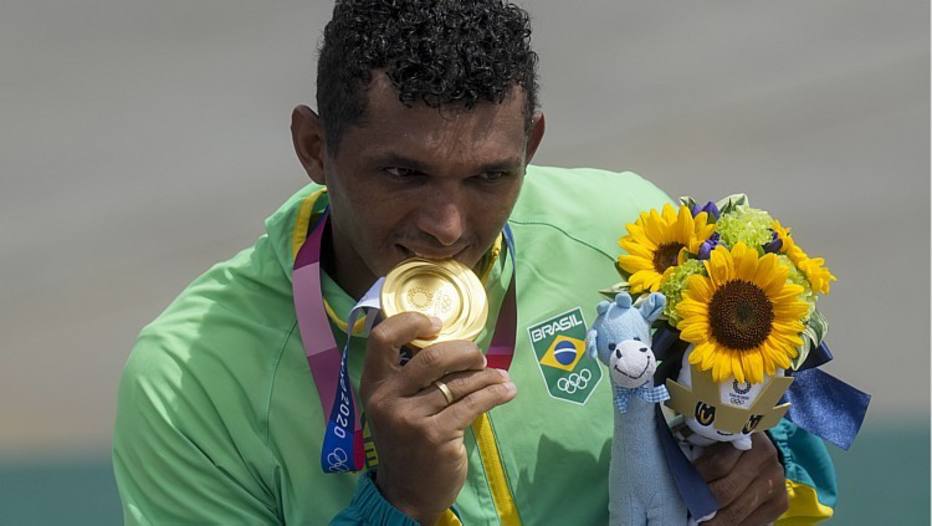 Isaquias Queiroz recebe a medalha de ouro