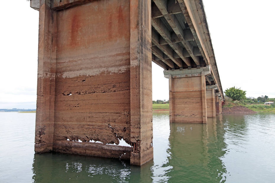 Pilares de ponte na Rodovia Raposo Tavares estão com concreto desagregado e parte da 