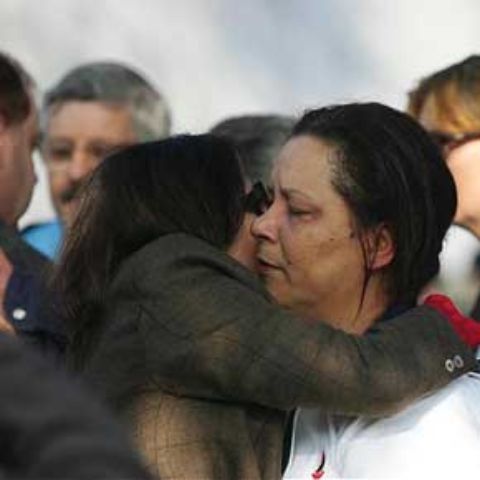 Familiares no enterro de Michele Dias Miranda v tima do acidente