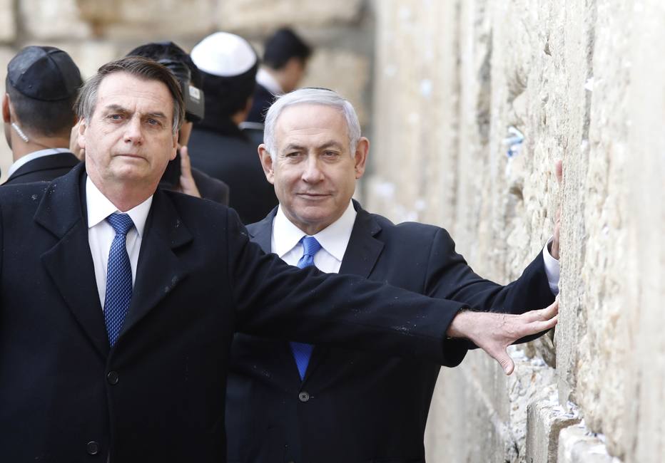 Bolsonaro (E) e Netanyahu tocam o Muro das Lamentações, lugar de culto mais importante para os judeus