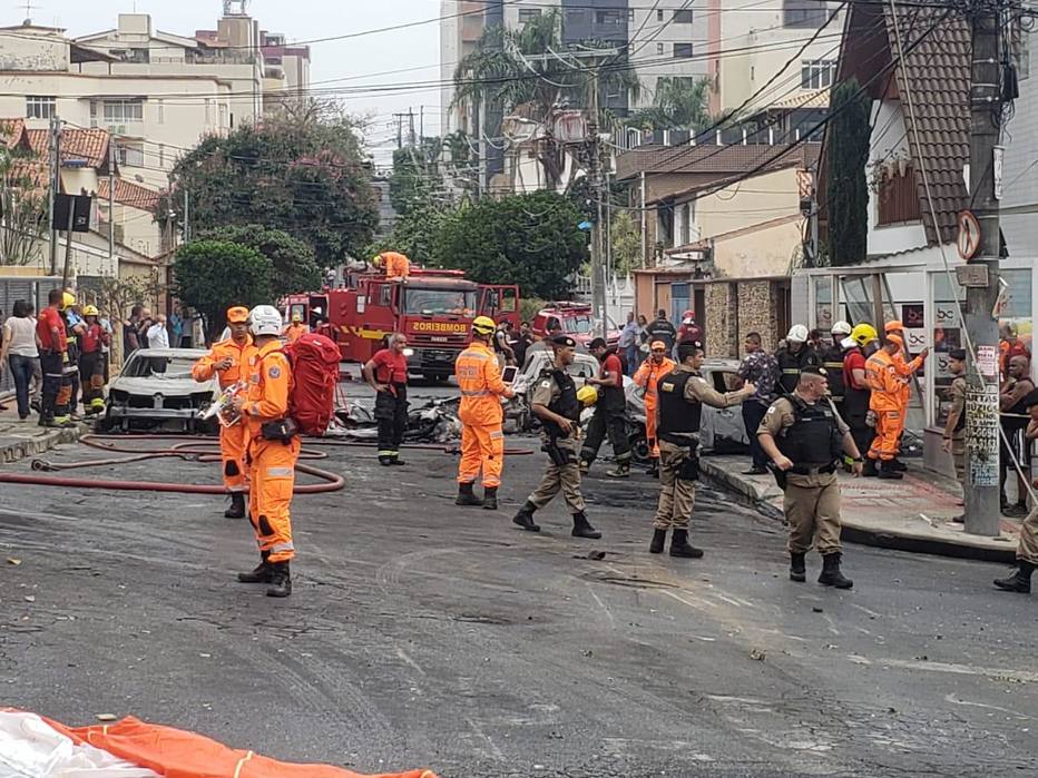 Um avião de pequeno porte caiu na manhã desta segunda-feira, 21, no bairro Caiçaras