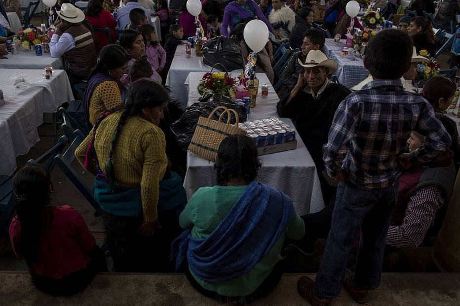 Com a falta de água potável, os moradores de Cristóbal de las Casas consomem mais de dois litros de refrigerantes por dia, em média.