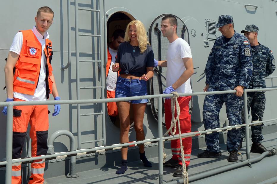 Britânica que caiu de cruzeiro diz que sobreviveu 10 horas no mar graças à ioga e ao canto 2 A britânica Kay Longstaff, de 46 anos, deixa o barco da Guarda Costeira no porto croata de Pula; ela foi resgatada no fim de semana depois de cair de navio e ficar 10 horas à deriva no mar