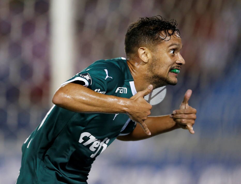 Gustavo Scarpa festeja o gol do Palmeiras