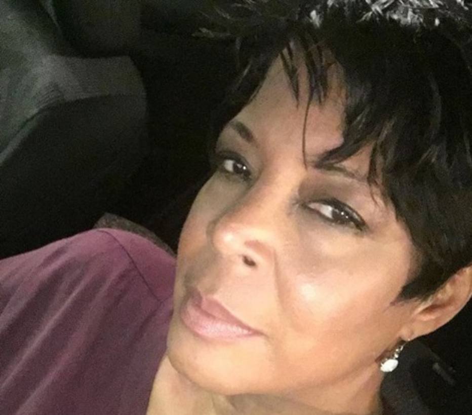 Sheryl, mãe de Kenan (Teal Marchande) Emais Estadão