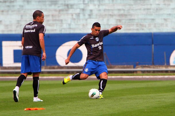 Edílson treina e Renato Gaúcho ganha reforço para a final