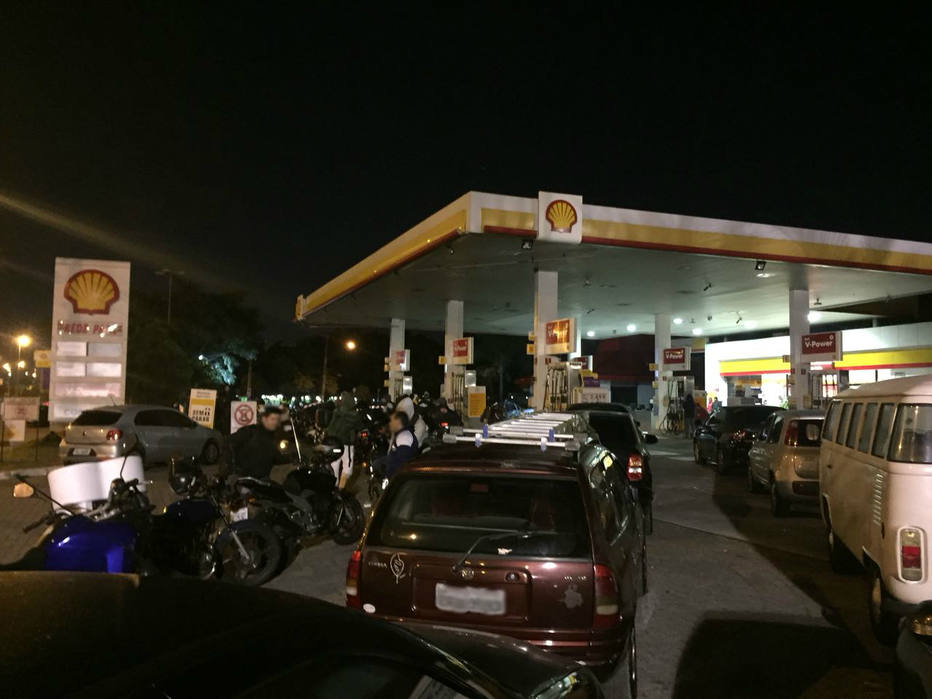 Motoristas e motoqueiros passam madrugada a espera de combustível