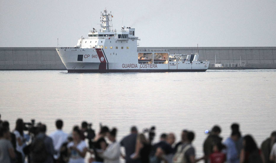 Chega a Valência primeiro navio com 274 imigrantes após dias no mar