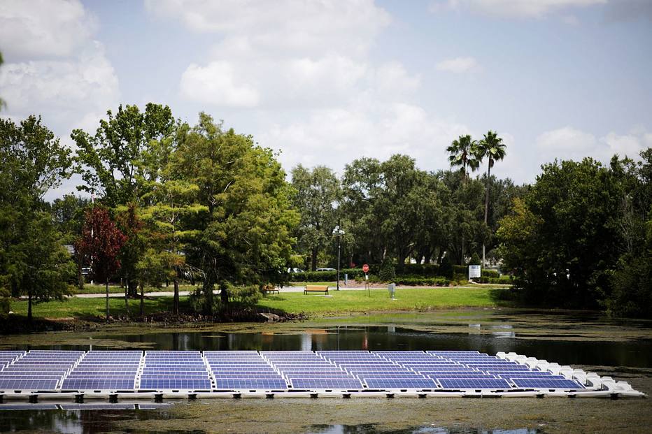 Milhares de poças que coletam água da chuva em Orlando têm painéis solares flutuantes, que alimentam a rede elétrica.
