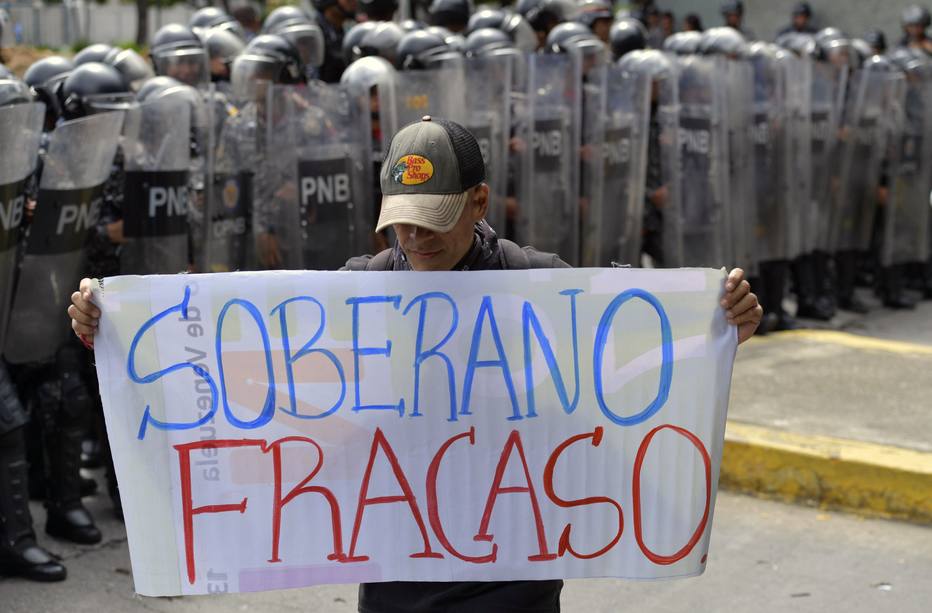 Estudante protesta em Caracas contra o governo de Nicolás Maduro; Venezuela cedeu e aceitará ajuda humanitária da ONU