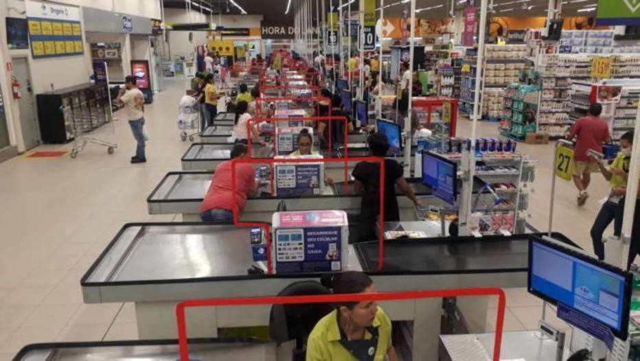 Carrefour instala painéis nas lojas para evitar contágio