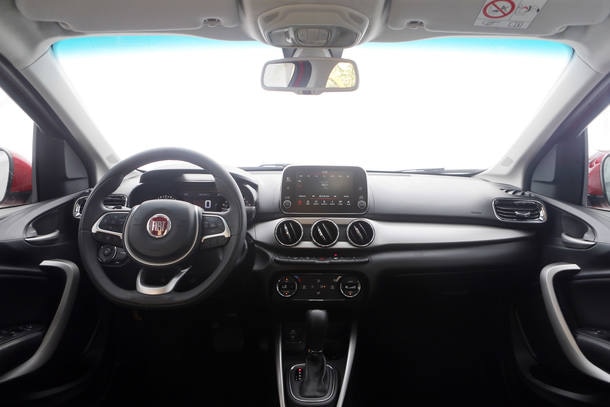 Comparativo: Fiat Argo Precision 1.8 X VW Polo Highline TSI