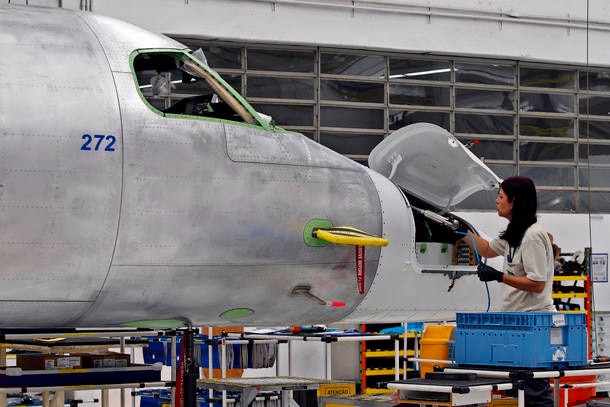 Resultado de imagem para venda da Embraer
