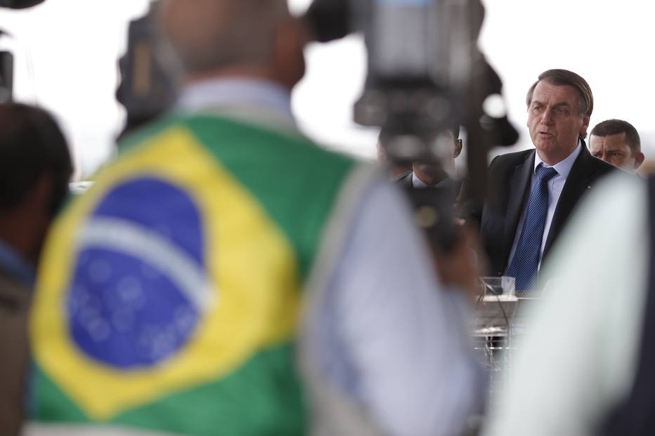 Bolsonaro pede para população usar verde e amarelo e mostrar que 'Amazônia é nossa'