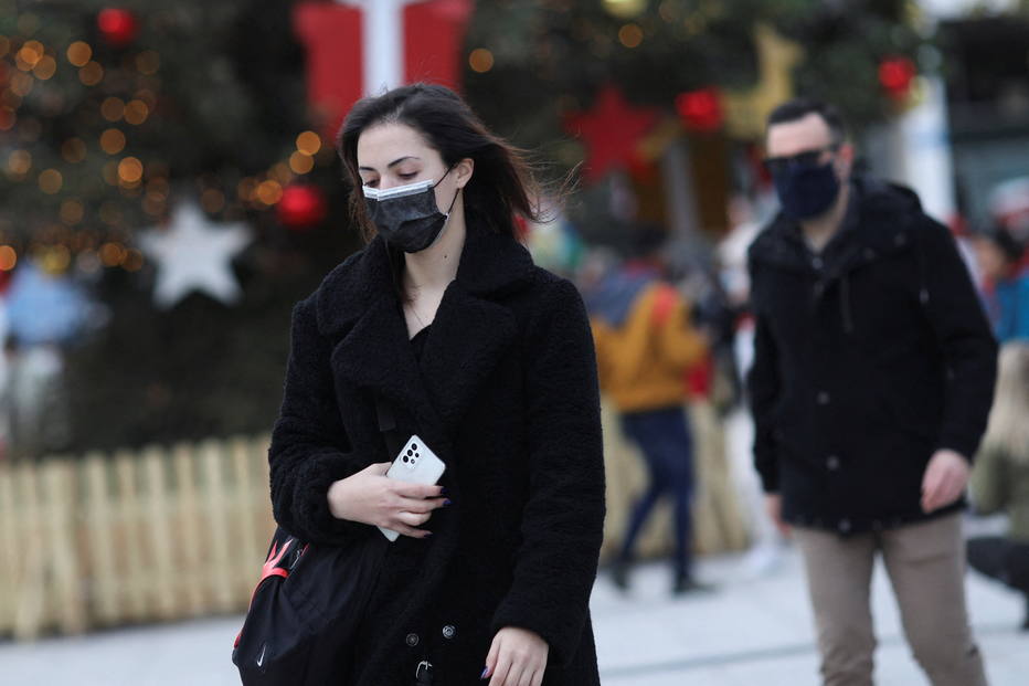 Gregos usam máscara em Atenas: restrições voltaram para tentar impedir contágios de covid