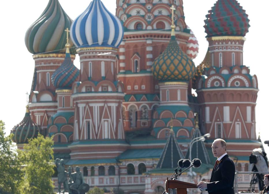 O presidene russo, Vladimir Putin, discursa em Moscou com a Catedral de São Basílio, ao lado do Kremlin, ao fundo; nas ruas da capital não há referências ao centenário da Revolução