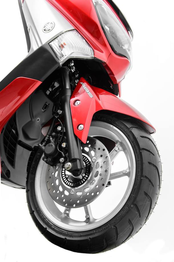 Yamaha NMax 160 enfrenta o Honda PCX 150