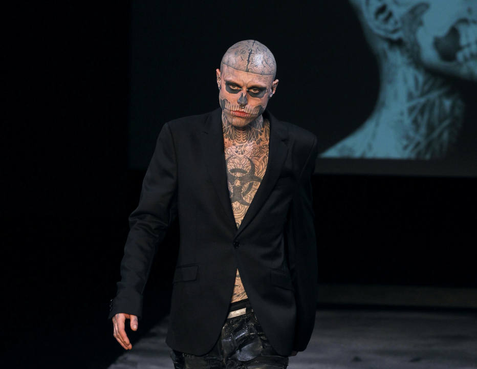 François GUILLOT/AFP Photo Rick Genest, o Zombie Boy, desfila a coleção outono-inverno 2011-12 da marca Thierry Mugler, em janeiro de 2011 em Paris
