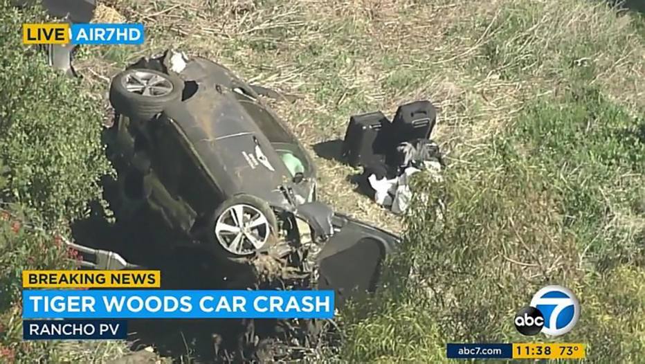 Carro do golfista Tiger Woods ficou destruído após o acidente
