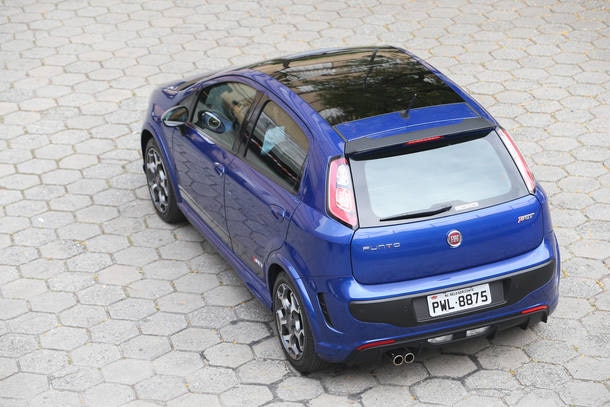 Teste CARPLACE: Sandero RS e Punto T-Jet fazem o pega do momento!