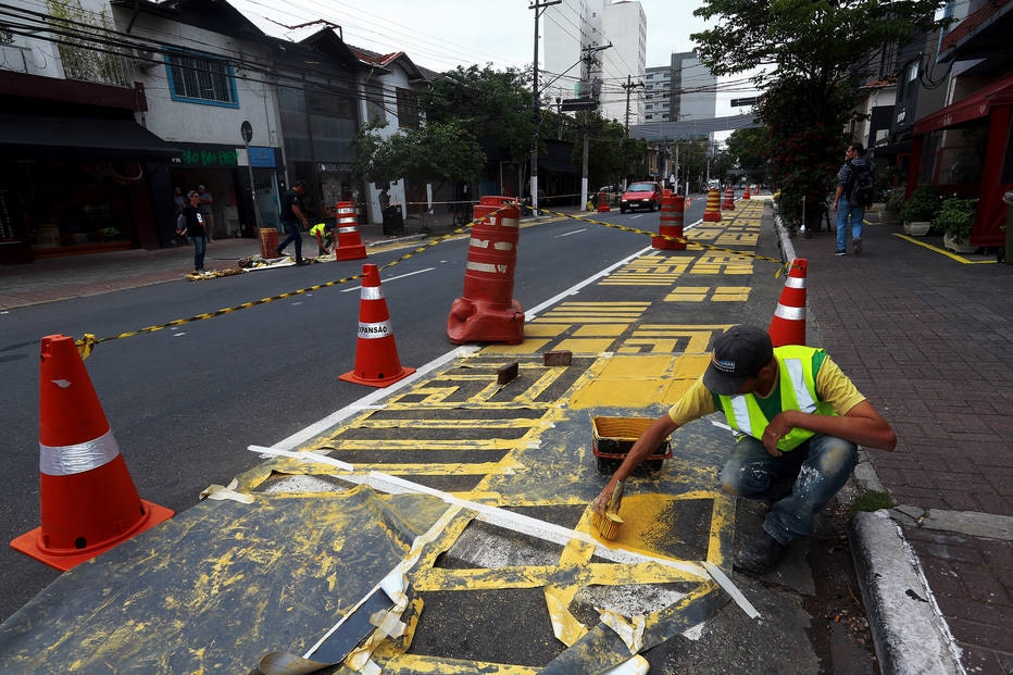 Rua dos Pinheiros inicia projeto para dar mais espaço a pedestres  São