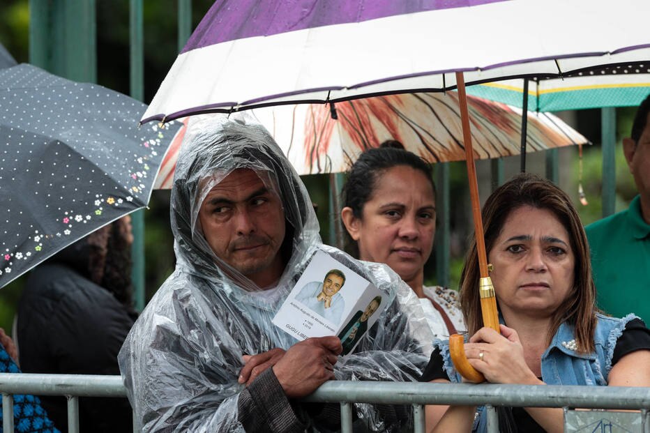 Fãs aguardam para se despedir de Gugu
