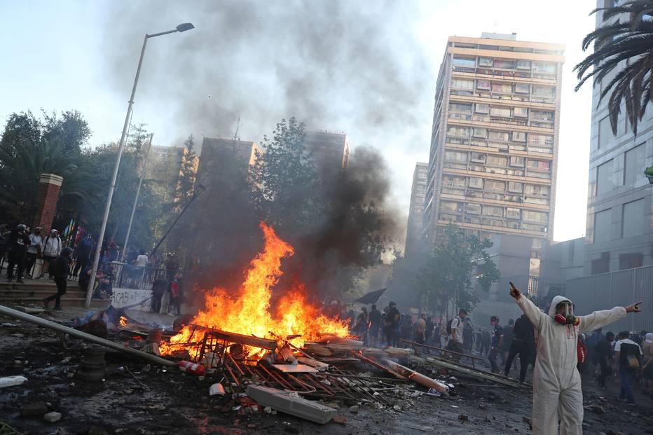 Manifestantes ateiam fogo em objetos em praça na capital do Chile