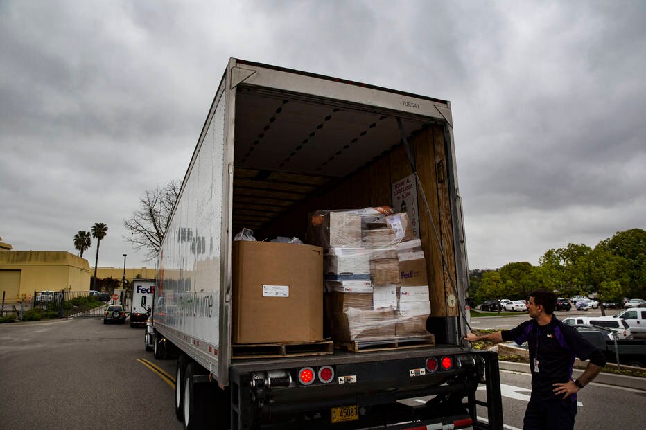 Caminhão da empresa de transportes FedEx entrega cerca de 15 mil pedidos de visto de trabalho no centro de triagem, em Laguna Niguel, na Califórnia