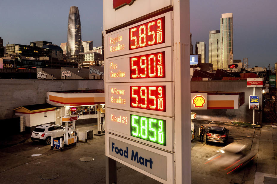 Estados Unidos libera 50 millones de barriles de petróleo de reservas estratégicas para contener una alta proporción de gasolina