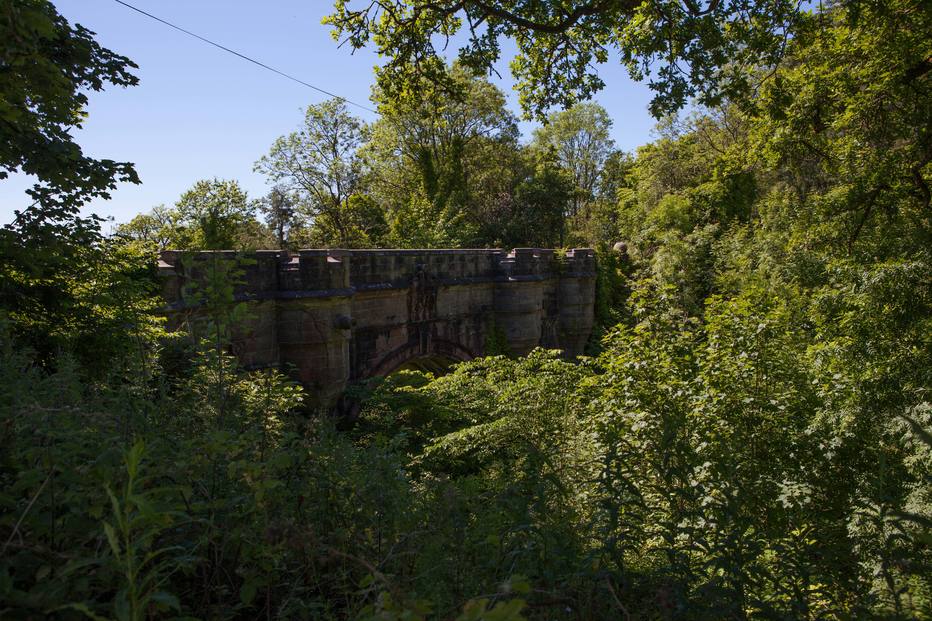 Alguns habitantes locais dizem que a Ponte Overtoun é assombrada pela viúva de John White, cujo pai construiu uma mansão nas redondezas.