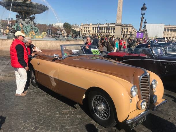 Desfile de carros antigos antes do Salão do Automóvel de Paris