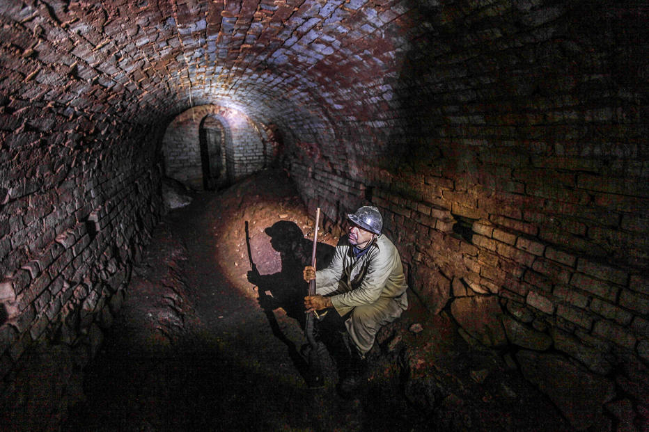 Em uniforme de combatente, Ed Alípio mostra o interior do ‘bunker’ onde se escondiam armas, munições e até mesmo soldados